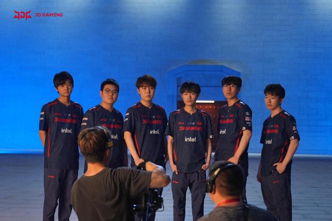 成鲜明对比 成鲜明对比